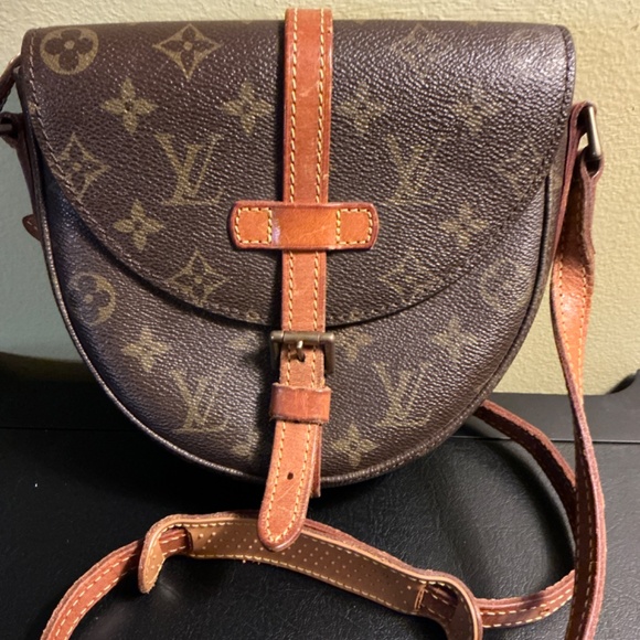 Authentic Louis Vuitton Chantilly Crossbody bag - Picture 2 of 9